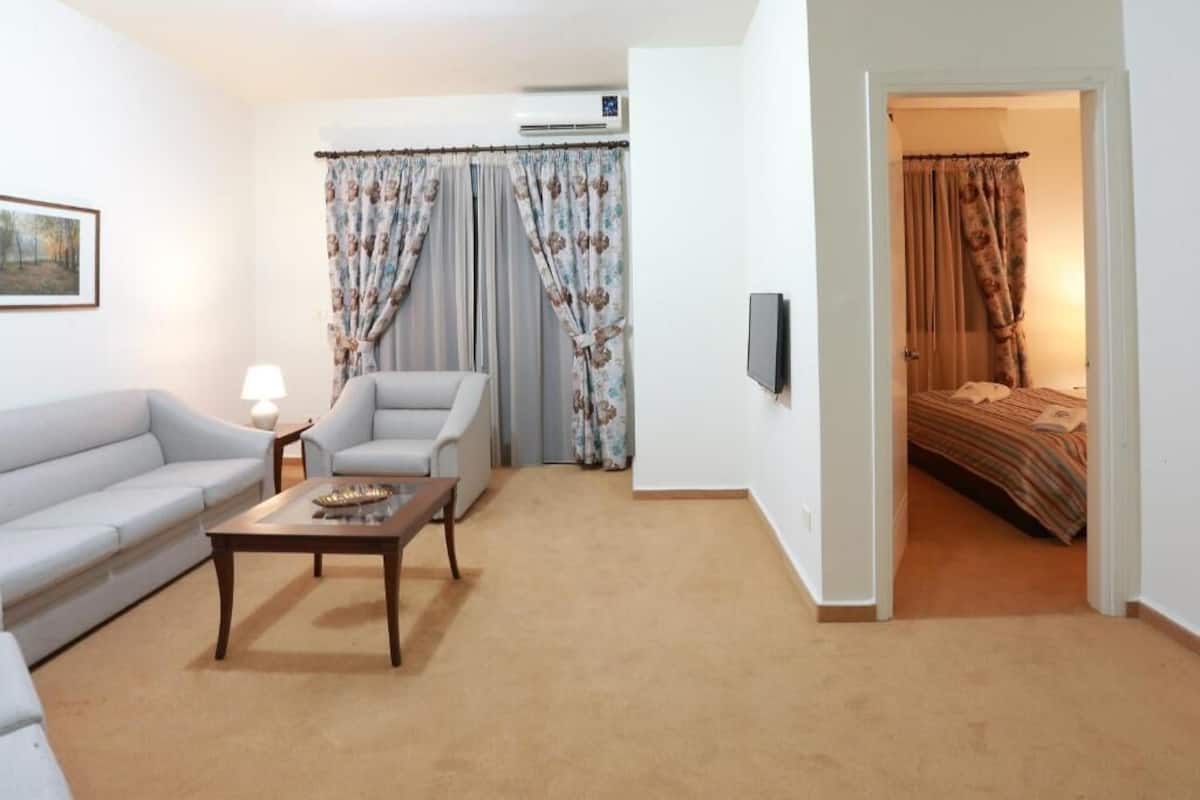 Executive suite | 1 slaapkamer, een kluis op de kamer, individueel gedecoreerd
