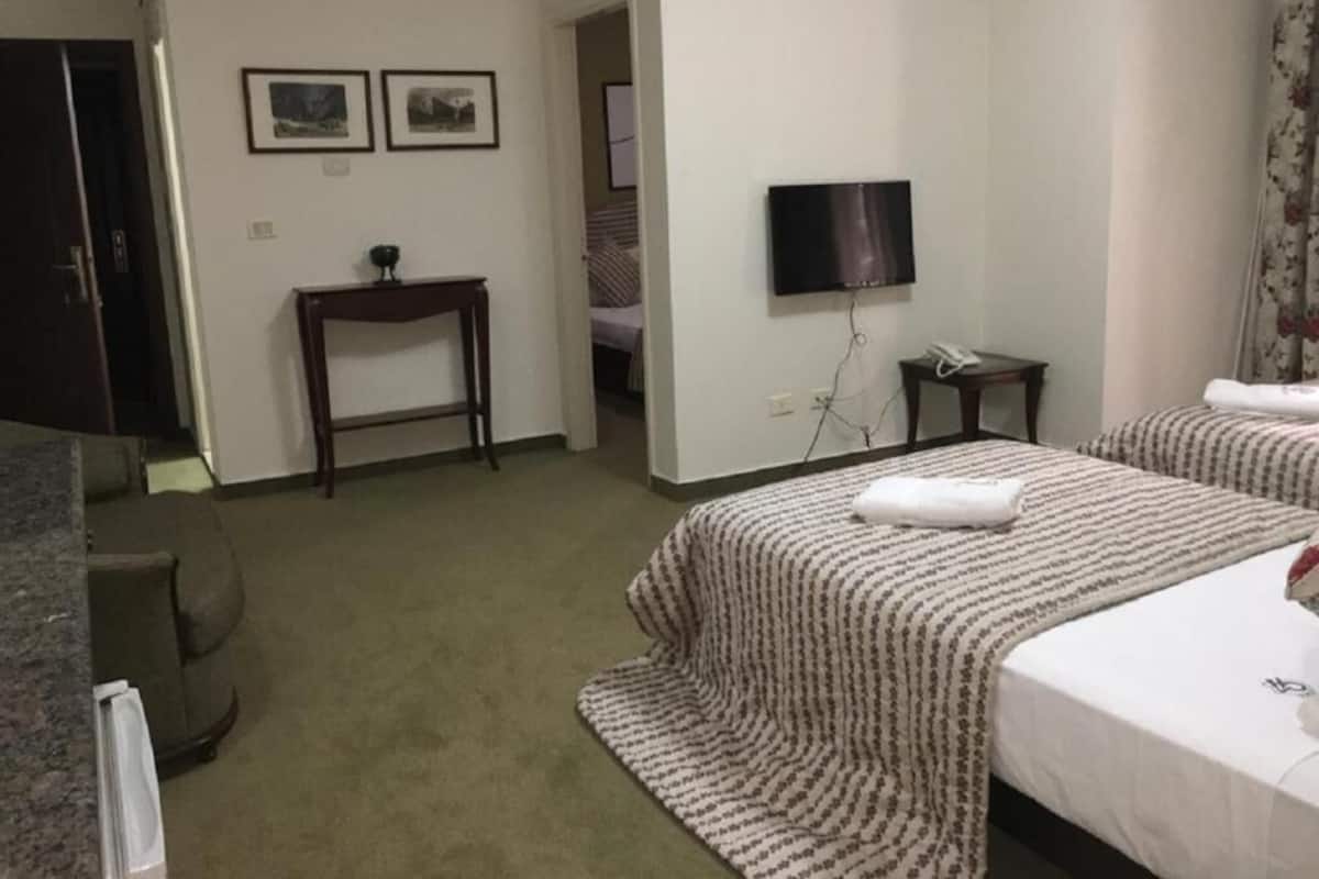Familie vierpersoonskamer | 1 slaapkamer, een kluis op de kamer, individueel gedecoreerd