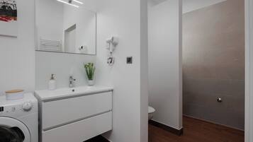 Milieuvriendelijke toiletartikelen, een haardroger, handdoeken, zeep