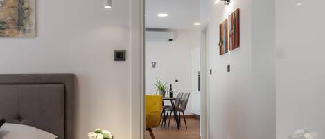 1 habitación, caja de seguridad en la habitación y escritorio