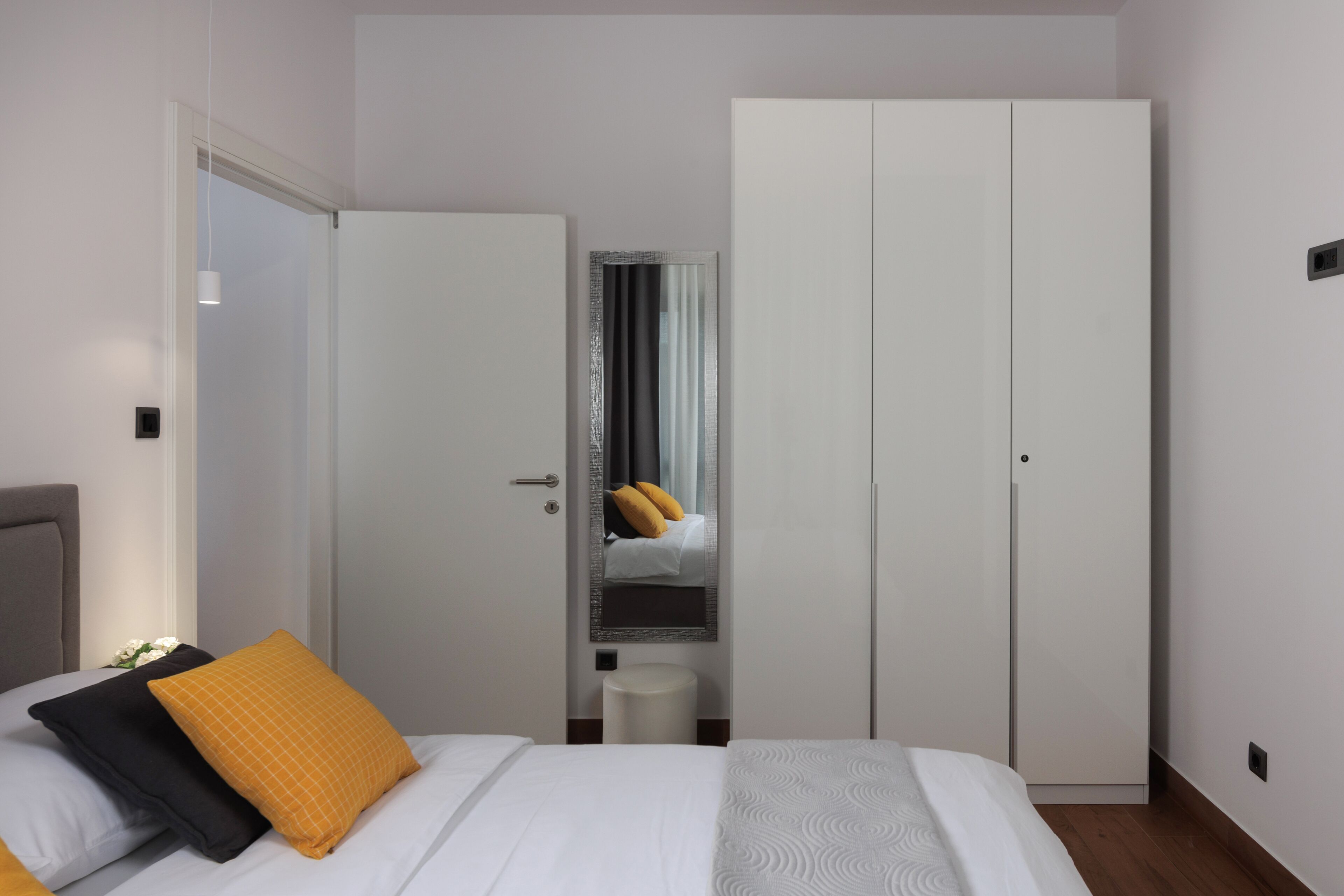 Ein Hotelzimmer mit einem Bett, einem Kleiderschrank und einem Spiegel.