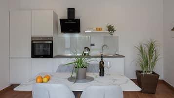 Frigorifero, forno, piano cottura, lavastoviglie