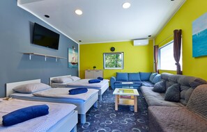 Smart TV, chimenea, futbolito y tenis de mesa