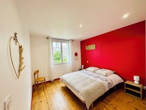 3 bedrooms, travel cot, WiFi, bed sheets