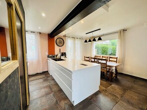 Fridge, microwave, oven, stovetop - Maison Centre Ville D'erquy, Trois Minutes à Pied de la Plage (Erquy)