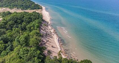 90 min from Chicago, Pool, Hot Tub, Pet Friendly come enjoy After Dune Delight