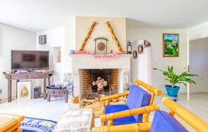 Smart TV, chimenea, reproductor de DVD y futbolito 