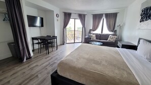 1 quarto, ferros/tábuas de passar roupa, berço de viagem