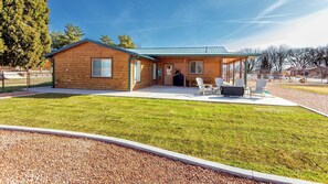 Outdoor dining - Kanab Retreat w/ Pool | Near Zion & Bryce (Kanab)