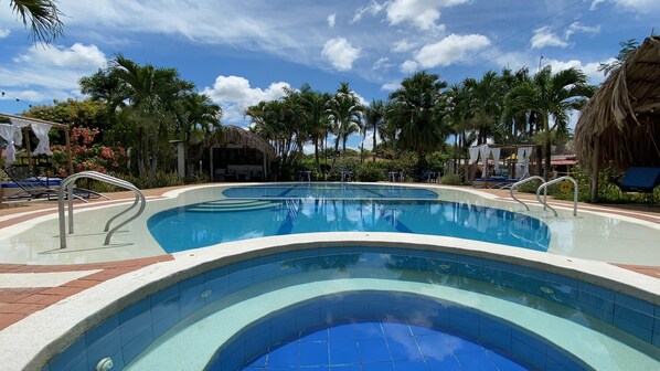 Outdoor pool, open 9:00 AM to 9:00 PM, free pool cabanas, pool umbrellas - Hotel Rosalinda Campestre del Llano (Villavicencio)