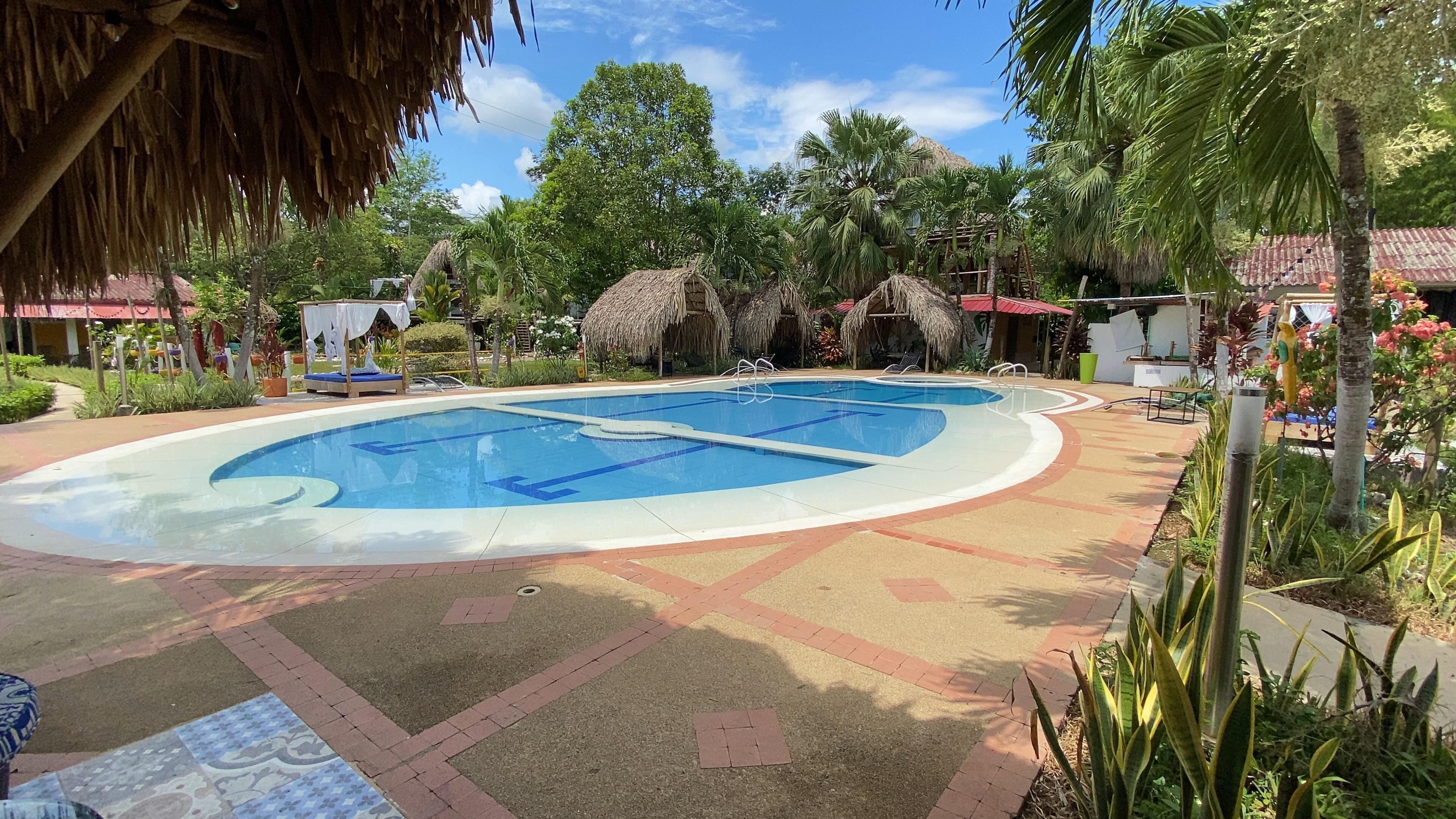 Piscine extérieure, cabanons gratuits, parasols de plage