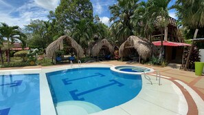 Outdoor pool, open 9:00 AM to 9:00 PM, free pool cabanas, pool umbrellas - Hotel Rosalinda Campestre del Llano (Villavicencio)