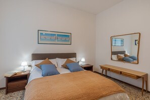 1 bedroom, iron/ironing board, internet, bed sheets