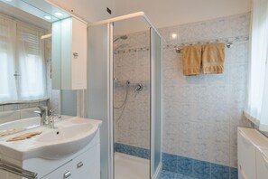 Shower, hair dryer, bidet, towels - Lovely & Quiet Apartment - with Balcony (Como)