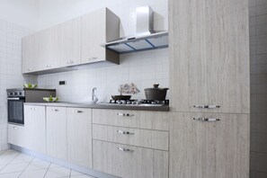 Mikrowelle, Ofen, Herdplatte, Geschirrspüler