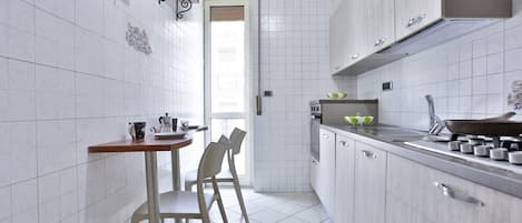 Réfrigérateur, four à micro-ondes, un four, surface de cuisson