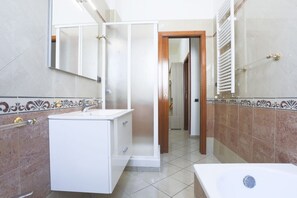 Bathtub, hair dryer, bidet, towels