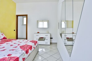 2 habitaciones, tabla de planchar con plancha, wifi y ropa de cama 