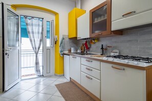 Microwave, stovetop, toaster - GuestHost - Casa Carla Central Apartment - near the Station (La Spezia)