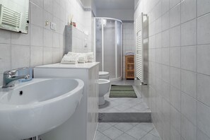 Regadera, secadora de cabello, bidet, toallas 