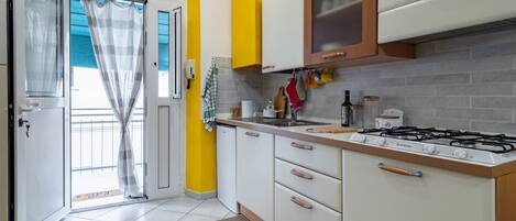 Microondas y placa de cocina