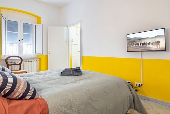1 habitación, tabla de planchar con plancha, internet y ropa de cama