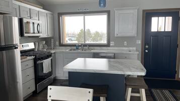 Fridge, microwave, stovetop, dishwasher