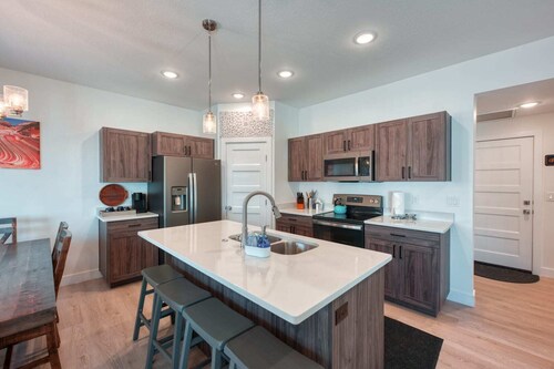 Spacious Townhome – Hot Tub, Near Zion & Stargazing