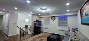 Smart TV, fireplace - Niagara falls Luxury Villa- Hottub, Pool, Water View, breakfast  (Niagara Falls)