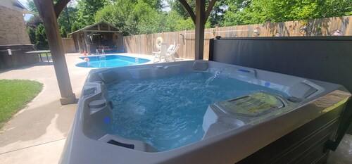 Niagara falls Luxury Villa- Hottub, Pool, Water View, breakfast