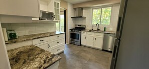 Fridge, microwave, oven, stovetop - Niagara falls Luxury Villa- Hottub, Pool, Water View, breakfast  (Niagara Falls)