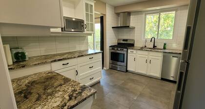 Niagara falls Luxury Villa- Hottub, Pool, Water View, breakfast