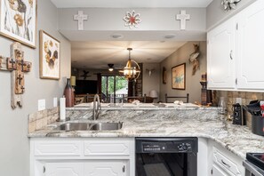 Fridge, microwave, oven, stovetop - Beautiful Mountain Harbor Lake Ouachita Condo Remodel 2023 Dining Fishing Spa (Mt Ida)