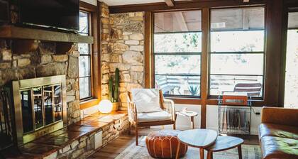 Hideout Cabin - hot tub, pet friendly - 15 minutes to Wimberley Square!