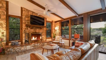 Een smart-tv, een open haard en een stereo