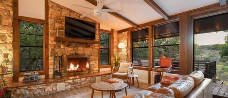 Smart TV, chimenea, estéreo