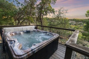 Outdoor spa tub - Serene Hill Country / hot tub / pet friendly - 15 minutes to Wimberley Square! (Wimberley)