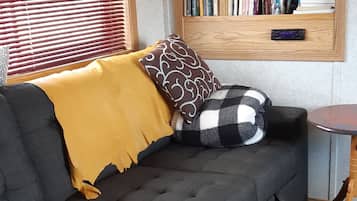 Een smart-tv, een dvd-speler, boeken en een filmbibliotheek