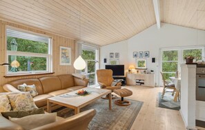 Smart TV, fireplace, DVD player