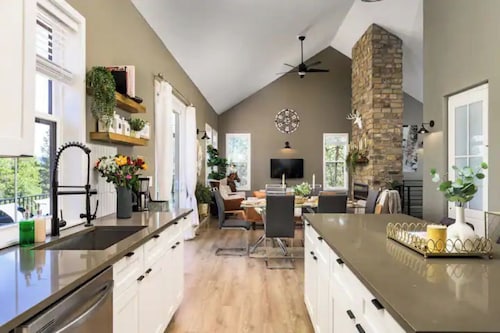 PET-FRIENDLY LUXE Mtn Retreat, Hot tub, Firepit w/EPIC views, Red Rock, Rafting
