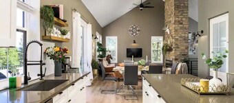 PET-FRIENDLY LUXE Mtn Retreat, Hot tub, Firepit w/EPIC views, Red Rock, Rafting