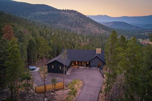 A modern two-story lodge with a dark roof, surrounded by a forested mountain landscape. - LUXE MTN Retreat, EPIC views, Hot tub, STARGAZING Bed, Firepit, Red Rocks (Bailey)