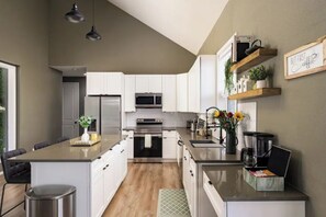 Kjøleskap, mikrobølgeovn, ovn og kokeplater