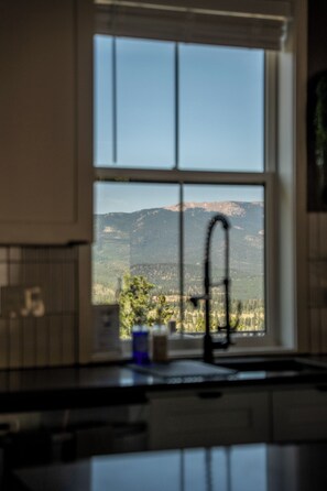 A kitchen with a window overlooking a mountainous landscape. - LUXE MTN Retreat, EPIC views, Hot tub, STARGAZING Bed, Firepit, Red Rocks (Bailey)