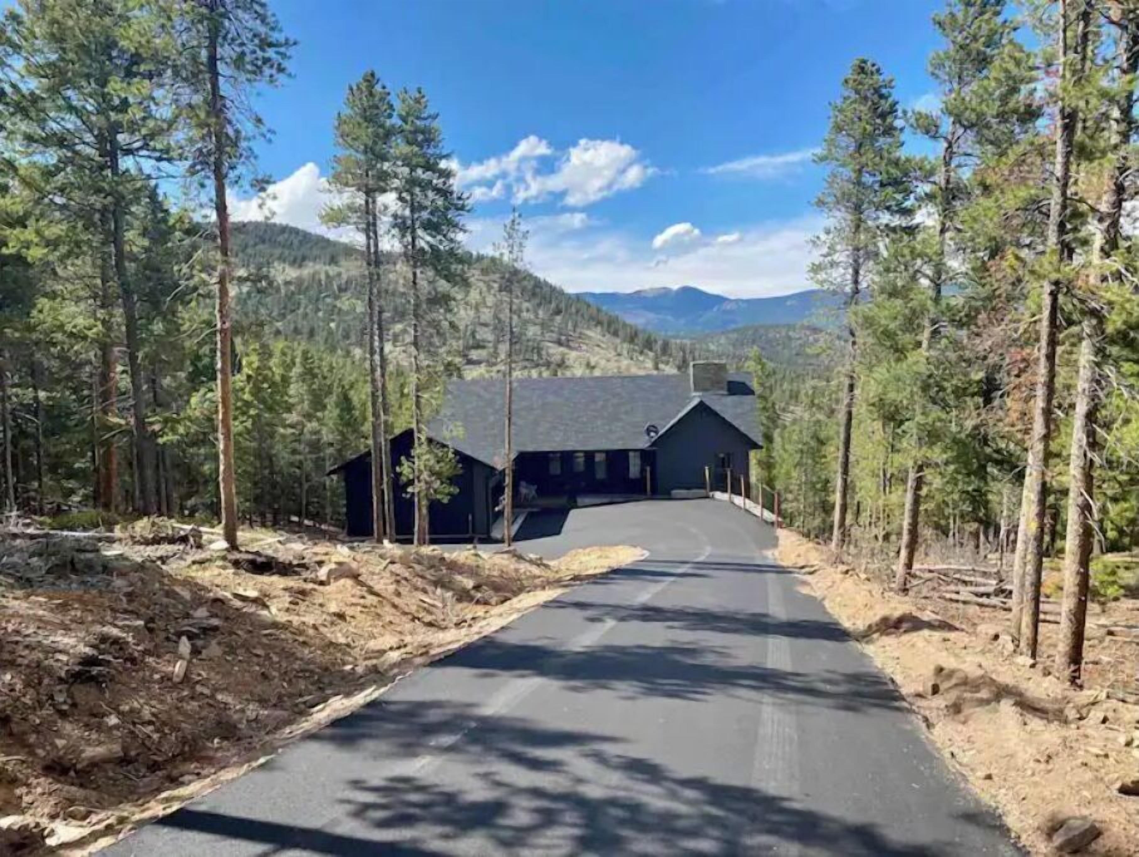 NEW built mtn retreat, Hot tub, Firepit w/EPIC views, 2 King ensuites, Fooseball