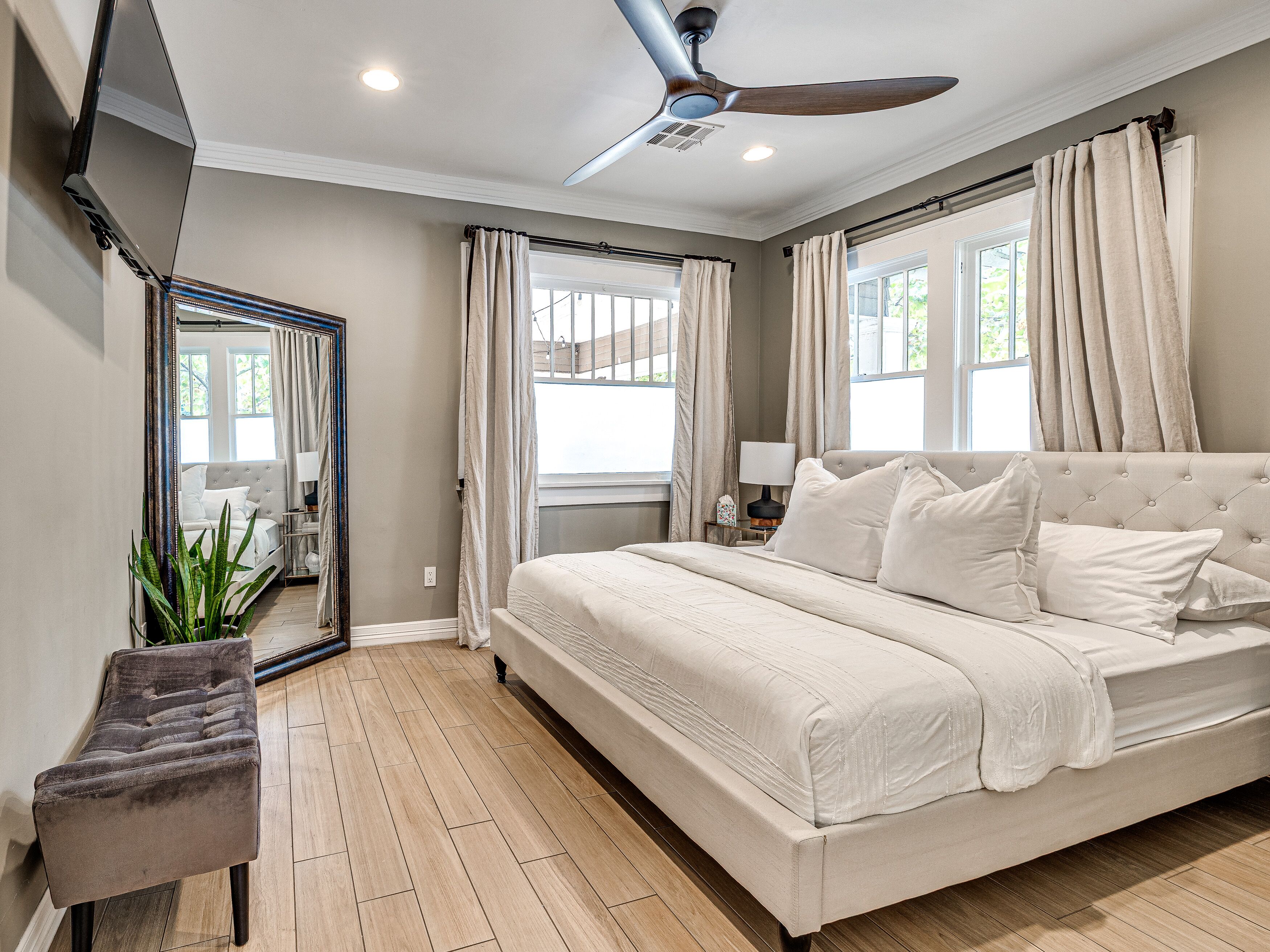 2 bedrooms, desk, iron/ironing board, travel crib