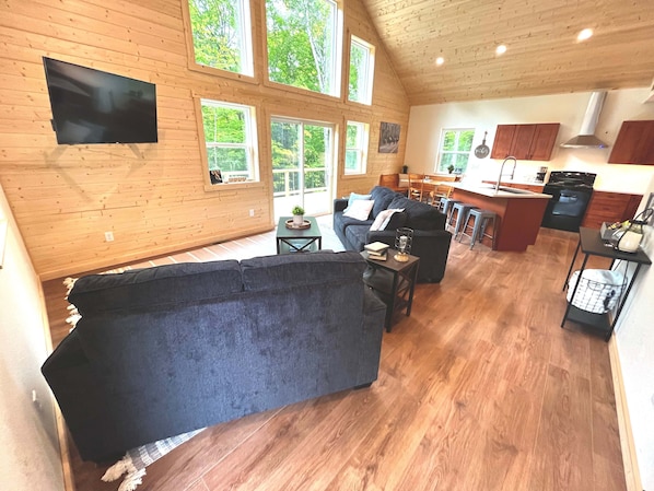 Smart TV - Brand New Build on Private Lake! Starlink Internet! (Phelps)