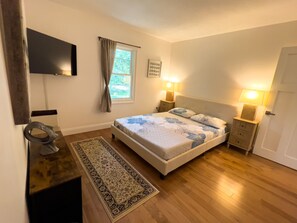 5 habitaciones, escritorio y tabla de planchar con plancha 