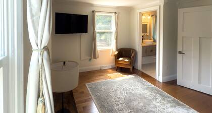 Contemporary Cape Getaway: Perfect Beachside Vacation for 10!