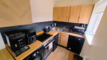 Full-sized fridge, microwave, oven, toaster